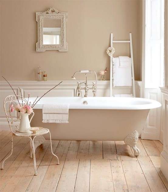 badezimmer-klassisch-rosa-badewanne