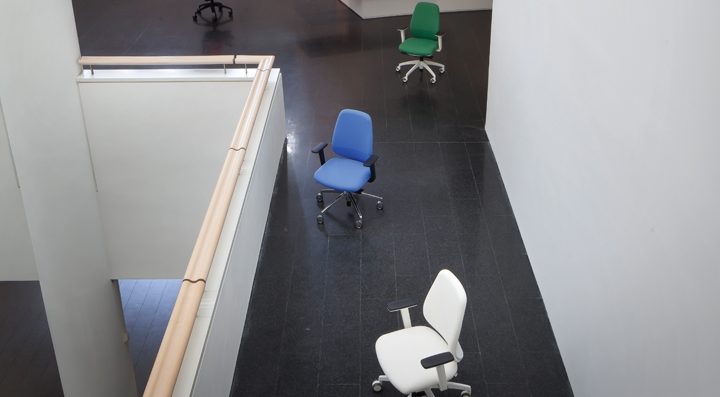 setting office chair Luxy with armrests and chromed structure
