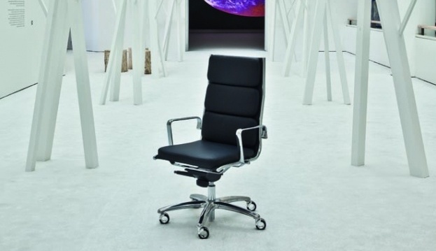 chaise directionnelle luxy light série ergonomique bureau pivotant hauteur réglable croix horizontale rembourrée couleur noire