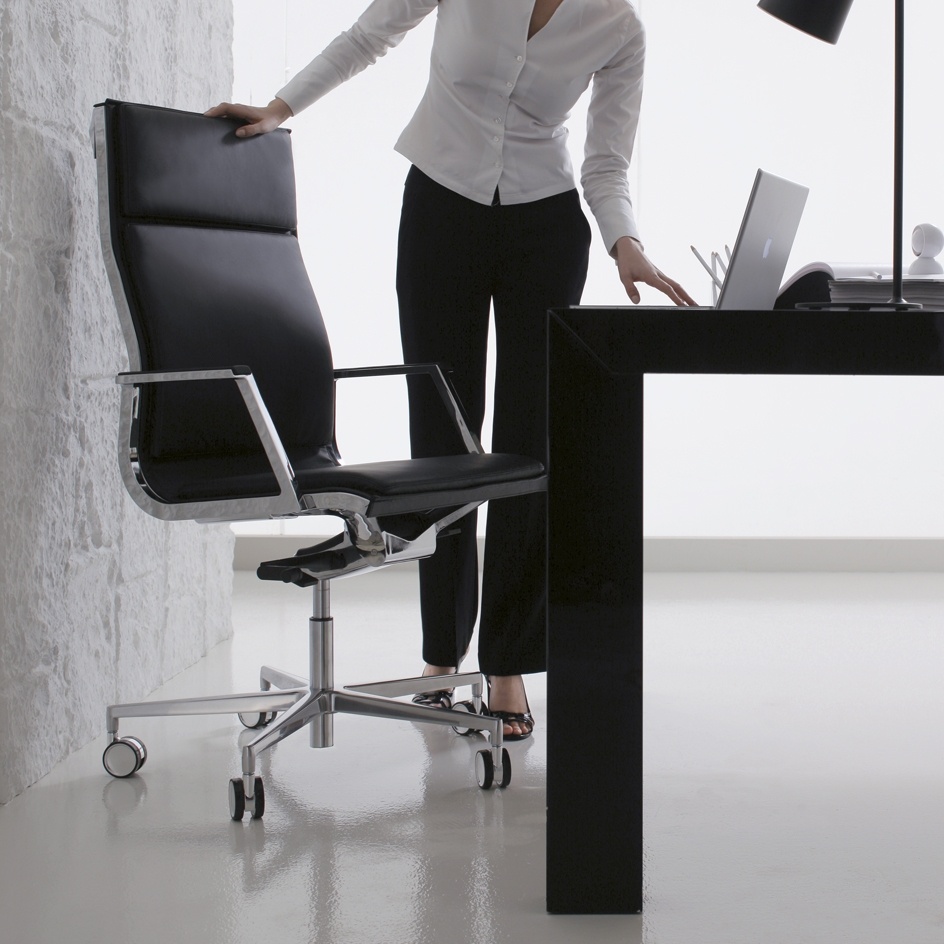 sillones de dirección serie luxy nulite ergonómicos giratorios de oficina respaldo alto apoyabrazos multiblock tapizados en piel negra